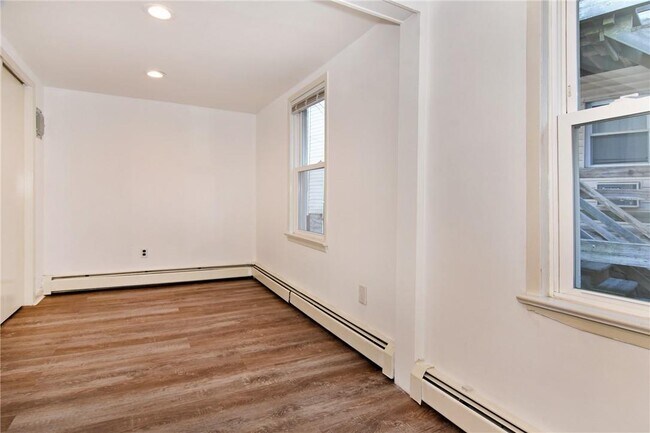 Building Photo - 44 Ridge St