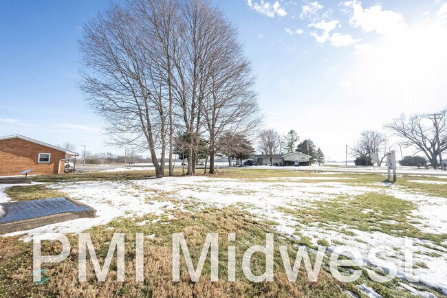 Building Photo - "Cozy 2-Bed Oasis in New Palestine with 800 Sq Ft of Comfort!"