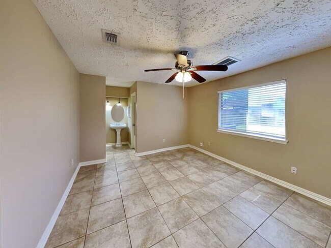 Building Photo - 410 Buoy Rd