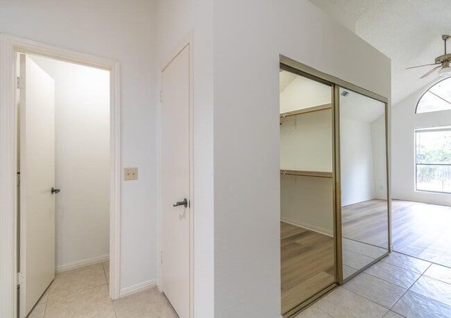 Building Photo - 300 Oakcrest Dr