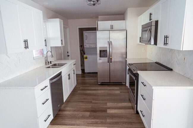 Building Photo - 6671 Fiesta Way