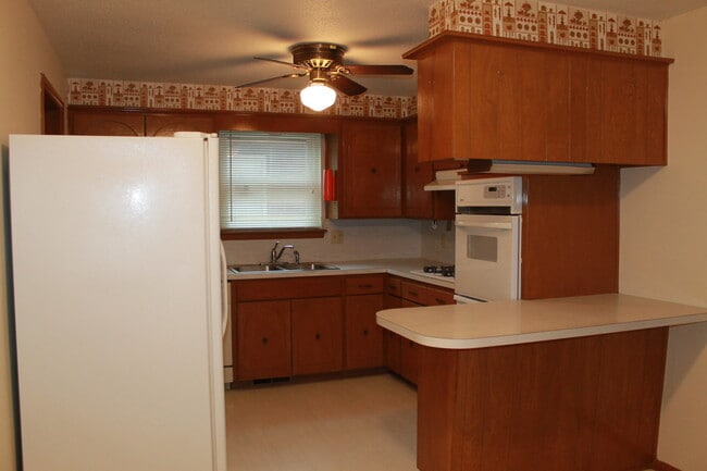 Building Photo - Fresh, Clean, Updated!