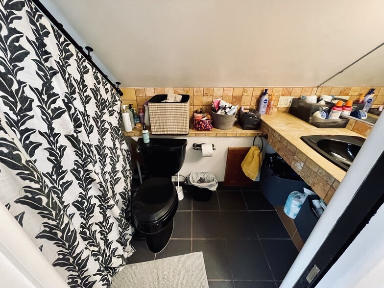 Building Photo - 1701 Taylor St NE