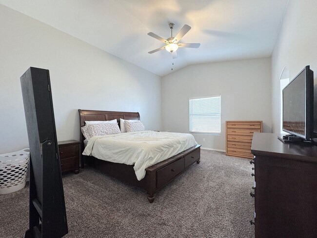 Building Photo - Beautiful 3 Bed 2 Bath with Refrig A/C!