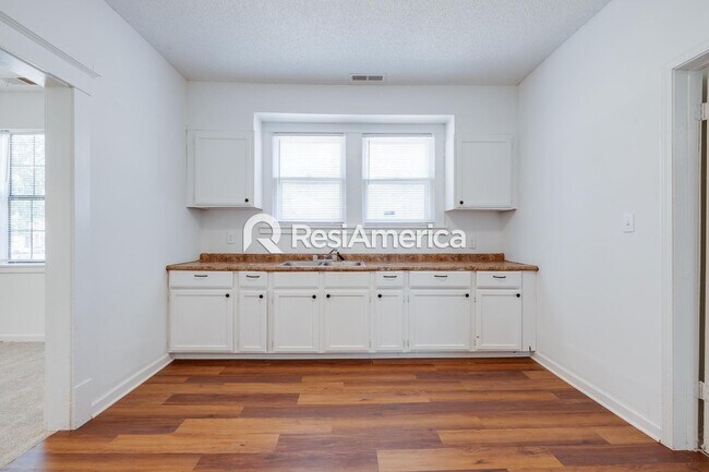 Building Photo - Charming 3-Bedroom 2 bath available now