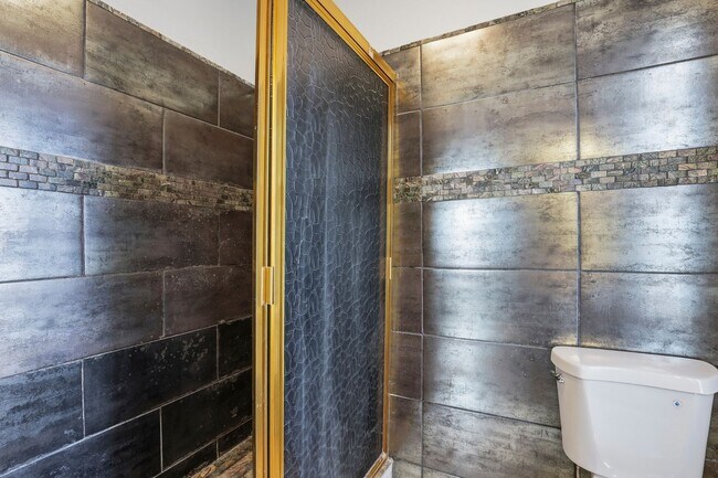 Building Photo - 5 Bedroom House in Manitowoc