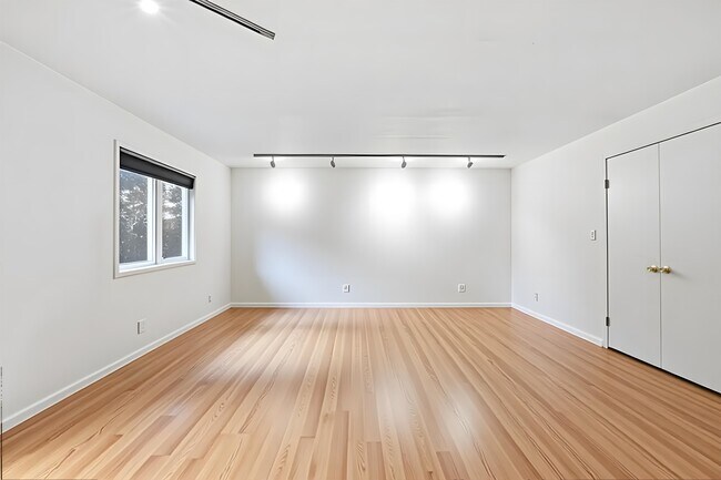 Building Photo - 700 10th St