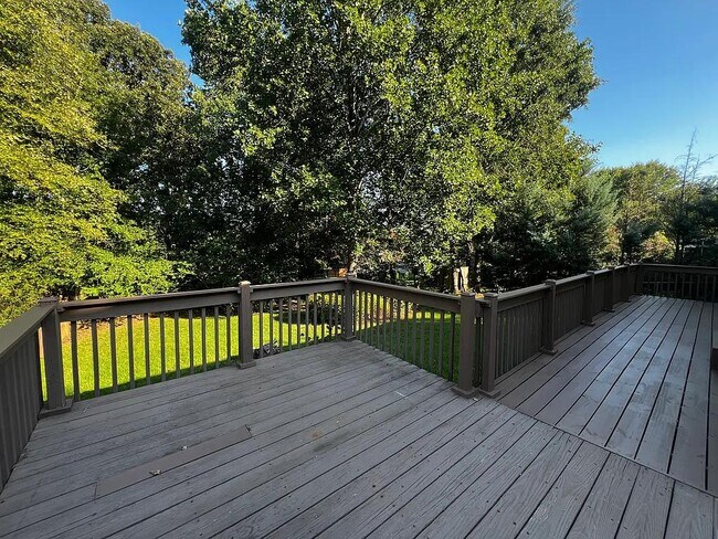 Building Photo - 9 Green Oak Dr