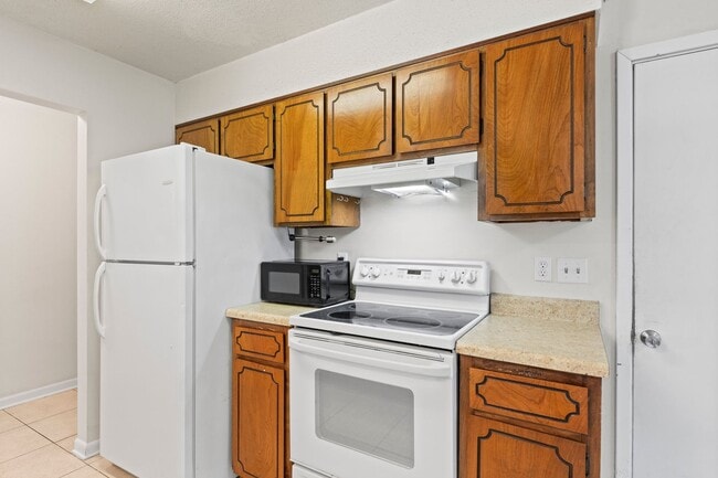 Building Photo - 3 Bedroom in Desirable Location!