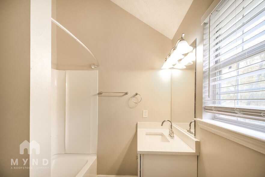 Building Photo - 737 Lilac Dr