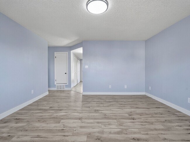 Building Photo - Palisade Perfection: Remodeled Condo Steps from Downtown!
