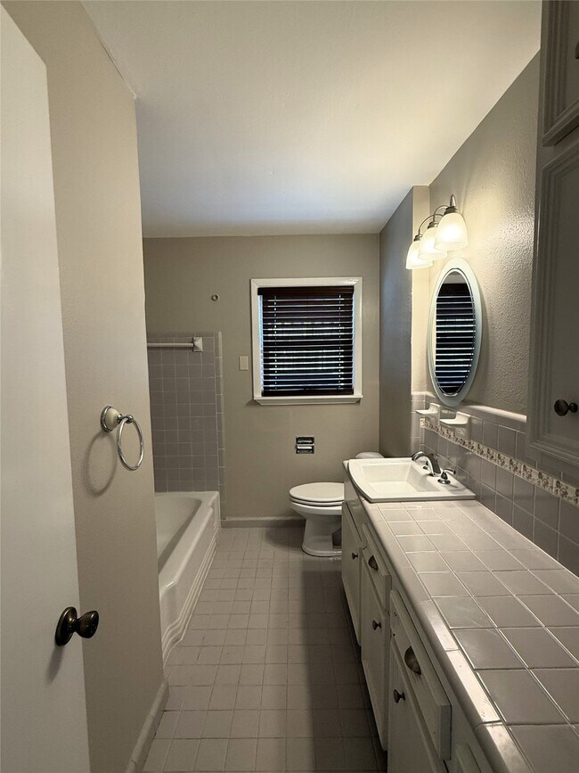 Building Photo - 9646 Meadowglen Ln