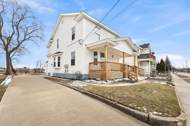 Building Photo - 1754 Godfrey Ave SW