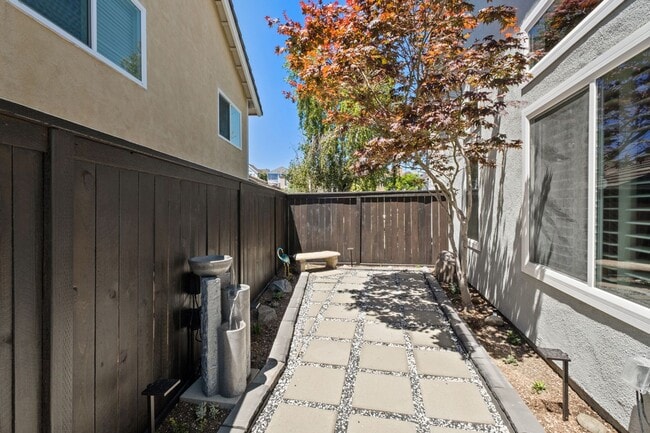 Building Photo - Newly Renovated and Furnished Ocean View Home!