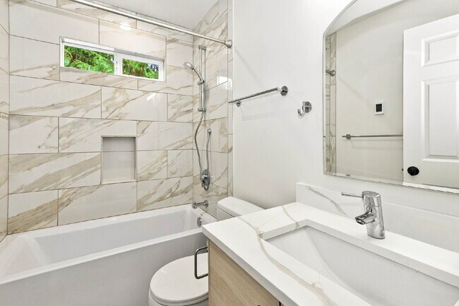 Building Photo - **FULLY REMODELED SAMMAMISH HOME WITH HUGE FENCED YARD!** AVAILABLE NOW FOR RENT!!!