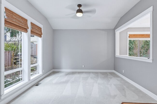 Building Photo - Beautiful 3 Bedroom/2.5 Lake Oswego