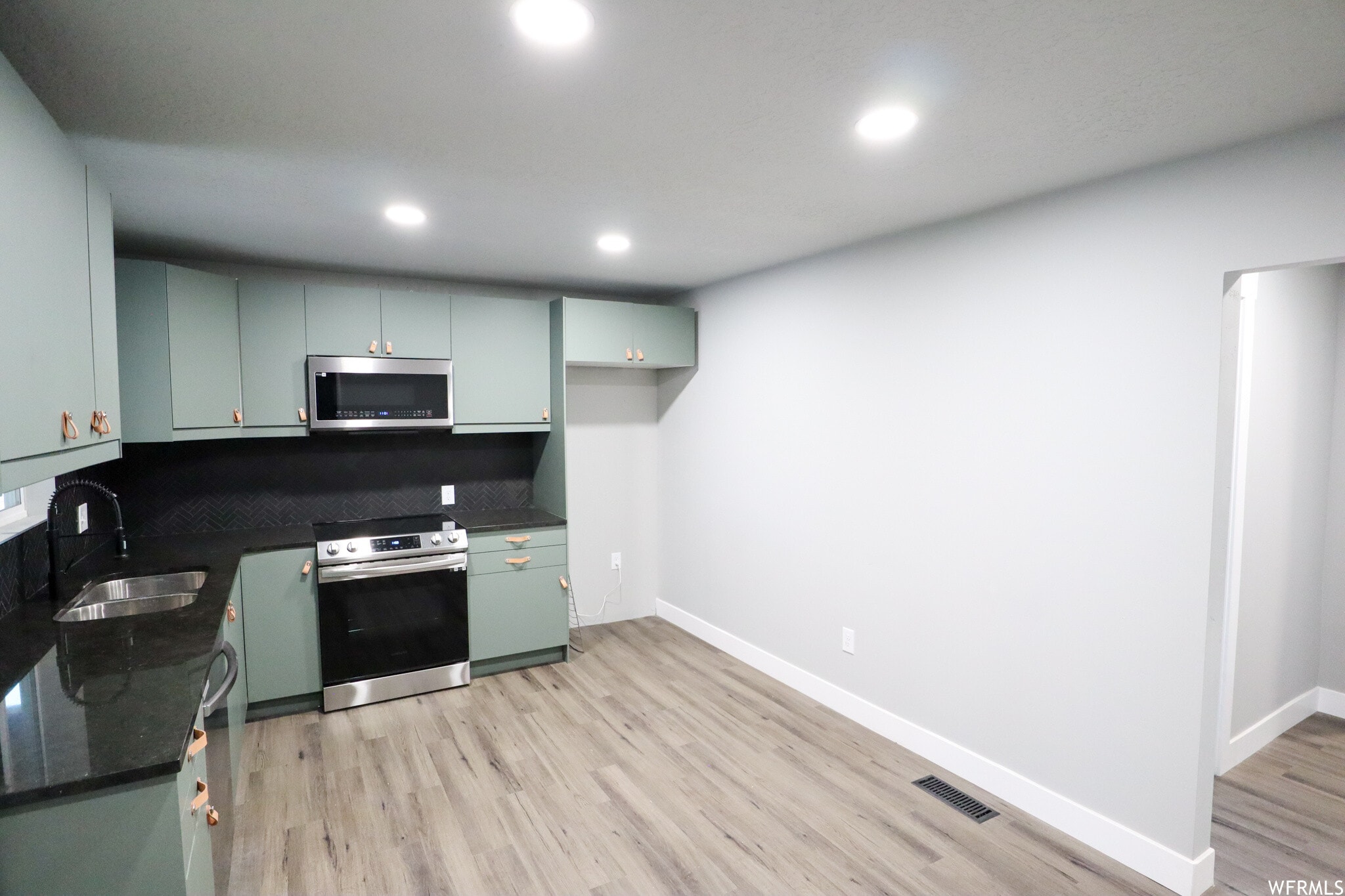 Building Photo - 948 E Atkin Ave