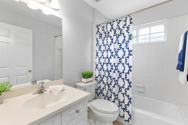 Building Photo - 2521 Heathrow Dr