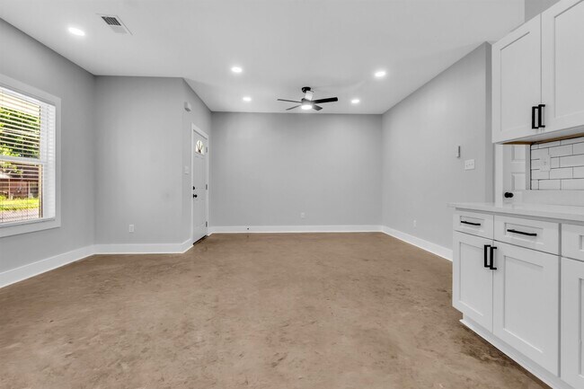 Building Photo - 2132 Lyon Ave
