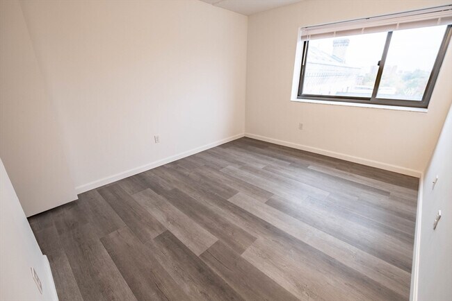 Building Photo - 100 High St