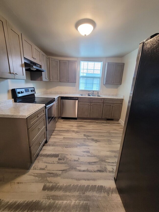 Building Photo - Newly renovated 4 bed 2 bath home in the heart of Downtown Wilmington .
