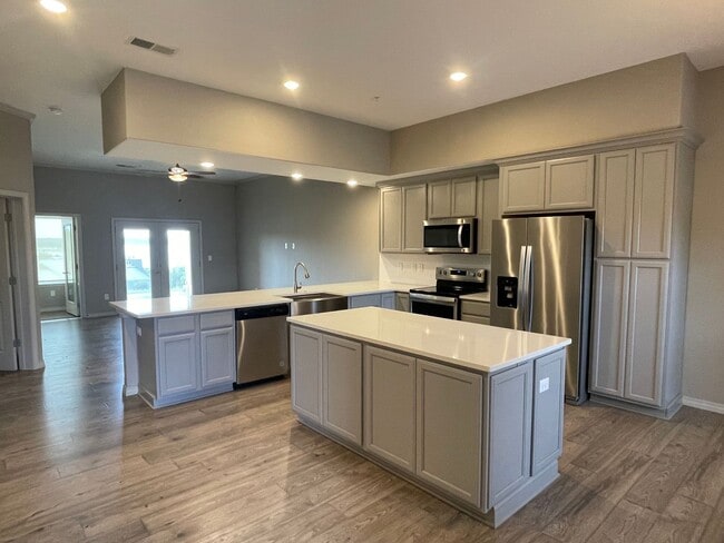 Building Photo - Luxury Lakeview 2 bedroom 2 bath Apartment...