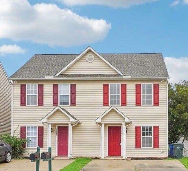 Primary Photo - 2 bedroom duplex in Raleigh with ALL the a...