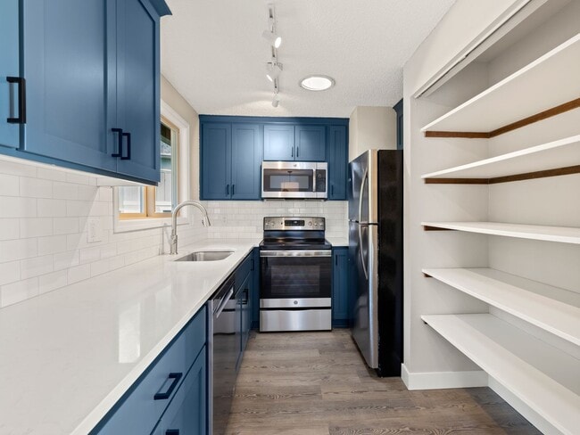 Building Photo - Single-family 3 bedroom home available for...