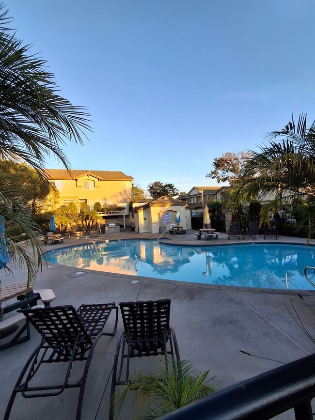 Building Photo - Amazing 2-Bedroom Townhome with Central AC/Heat! MUST SEE!