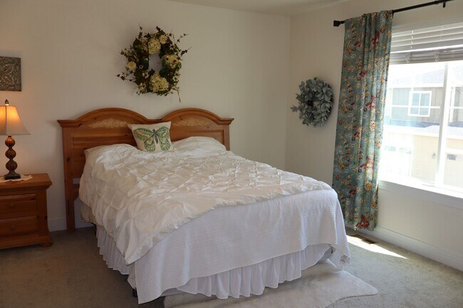 Building Photo - Elegant 3BR Townhome | Short-Term Lease