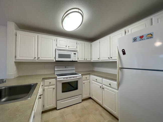 Building Photo - 2Bd/2Ba in Bethany Condo with Garage ~ Washer/ Dryer in Unit ~ Top Floor ~ Community Pool!!!