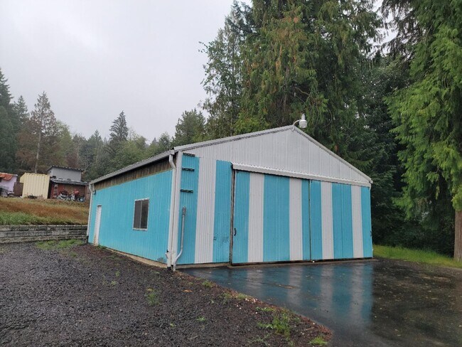 Building Photo - 3 Bedroom 1 Bath Home with Shop