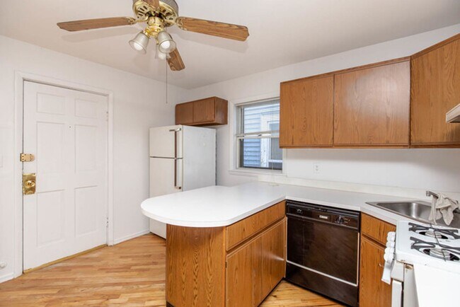 Building Photo - Prime Lakeview Location on Southport. 1 Be...