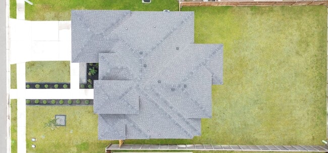 Building Photo - Stunning - 3 b/2.5 bath Home - Don't Miss Out!