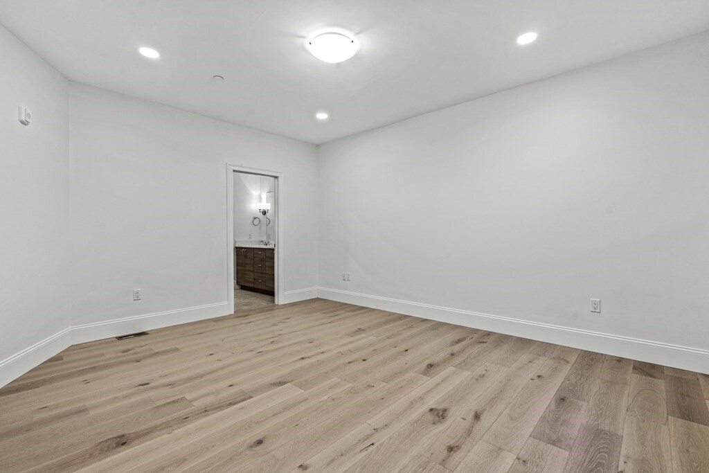 Building Photo - 19 Lily Pond Ln