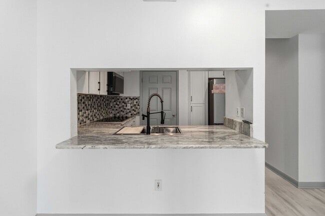 Building Photo - Beautiful Newly Renovated 2/2 Condo at The Waverly on Lake Eola in Downtown Orlando