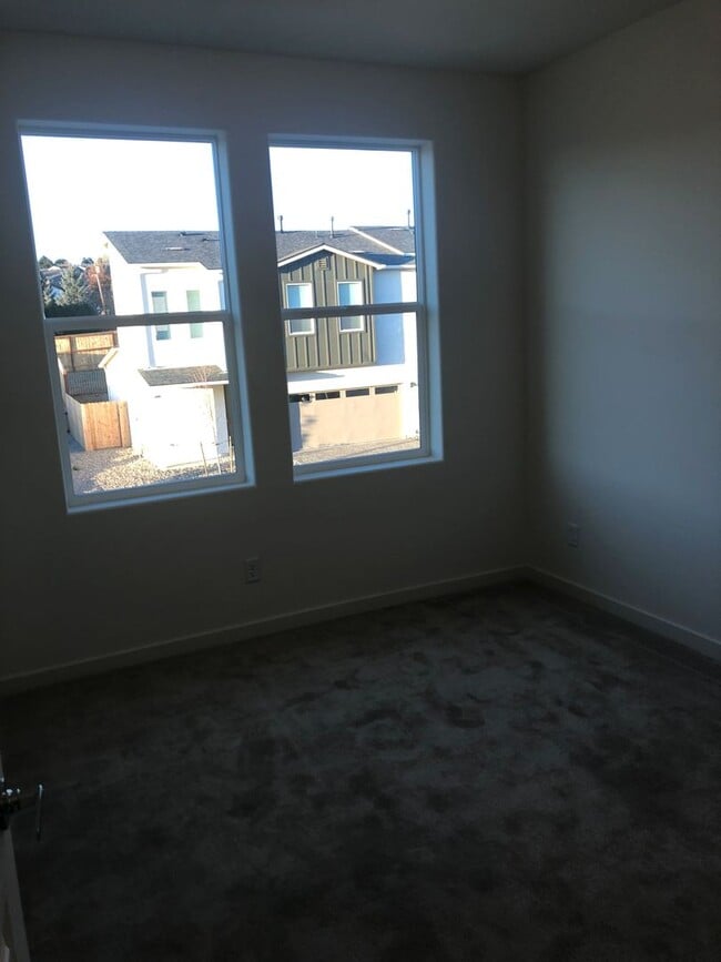Building Photo - CORNER LOT - END UNIT - NO YARD TO MAINTAIN - GRANITE - STAINLESS - GATED