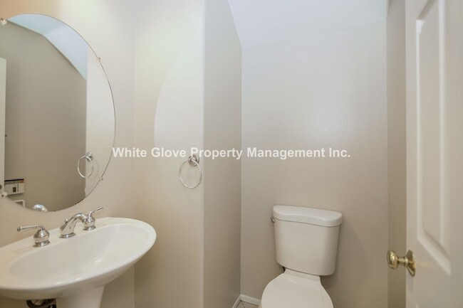 Building Photo - 4 Bedroom in Fullerton's Somerset Gated Co...