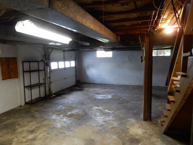 Building Photo - 3 BR home with fantastic location in the h...