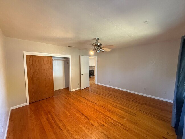 Building Photo - Single story in the heart of Modesto!