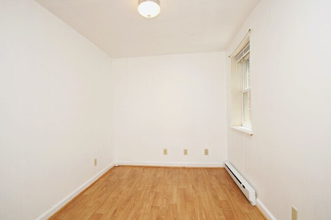 Building Photo - Basement Apartment Near UVA & Downtown