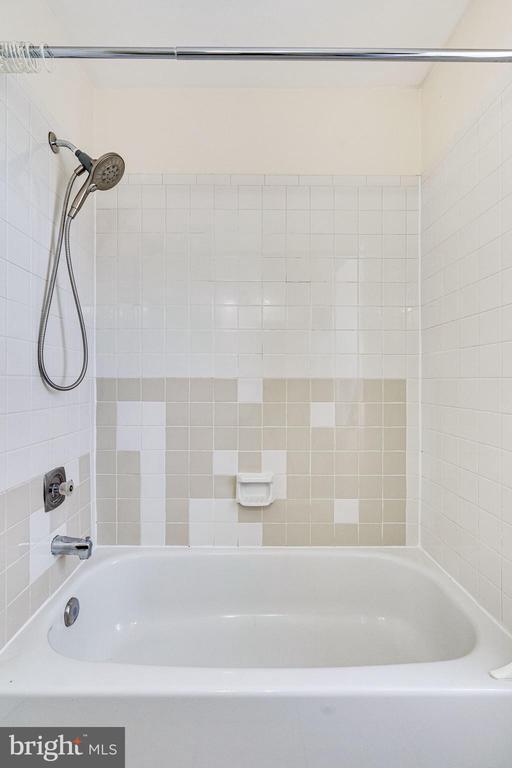 Building Photo - 2374 Hunters Square Ct