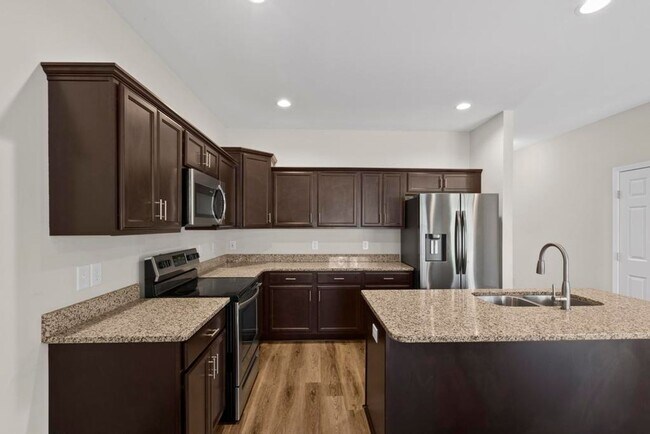 Building Photo - Beautiful Townhome!
