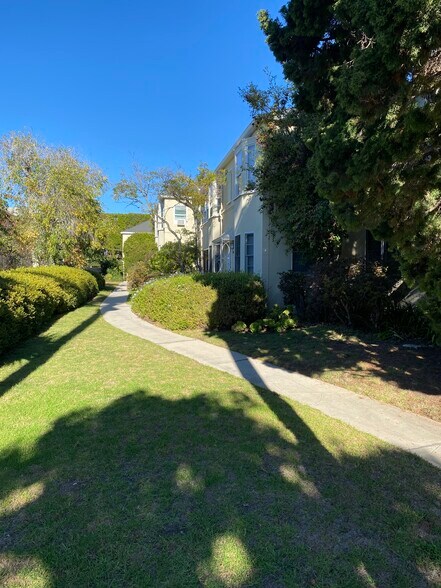 Building Photo - 449 San Vicente Blvd
