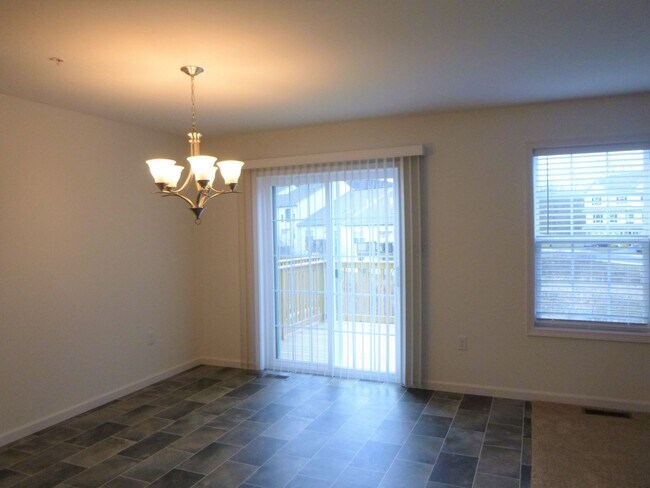 Building Photo - Luxury Townhome!