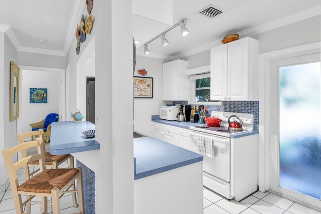 Building Photo - 1225 Hillsboro Mile