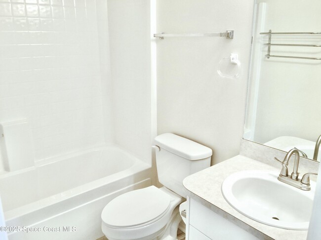 Building Photo - 974 Villa Dr