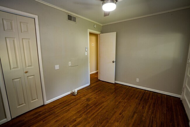 Building Photo - 3 Bed 1 Bath MIDTOWN home!!
