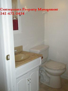 Building Photo - 2 Bedroom House with Large Yard