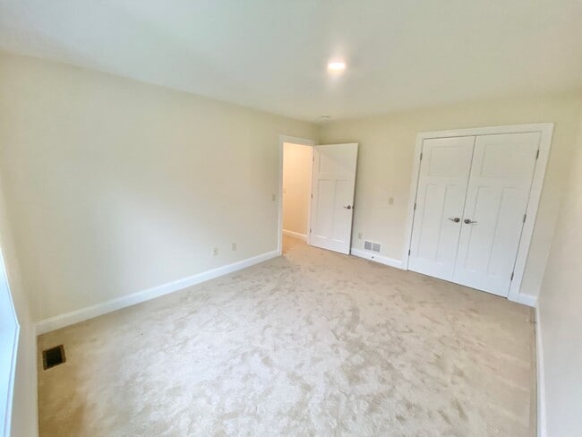 Building Photo - 3 Bedroom Townhouse Essex Junction VT Avai...